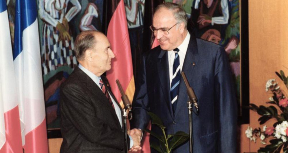 Frankreichs Staatschef Francois Mitterrand beim Staatsbesuch 1987 mit Bundeskanzler Helmut Kohl. Foto: Bundesarchiv, B 145 Bild-F076604-0021 / Schaack, Lothar / CC-BY-SA 3.0