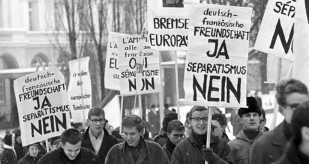 Demonstration vor französischer Botschaft in Bonn 1963. Foto: picture alliance / Kurt Rohwedder. 