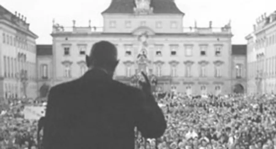 Charles de Gaulle, Präsident Frankreichs (von hinten), während einer Rede in Ludwigsburg. Foto: Bundesarchiv B 145 Bild-00011789 / Simon Müller.