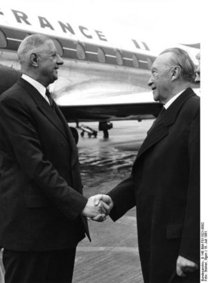 Adenauer begrüßt de Gaulle am Flughafen Köln