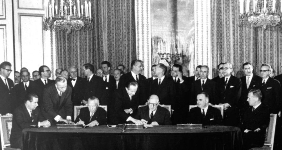 Unterzeichnung des Élysée-Vertrags in Paris durch Bundeskanzler Konrad Adenauer (Zweiter von links) und den französischen Staatspräsidenten Charles de Gaulle (Dritter von links). Foto: Bundesarchiv, B 145 Bild-P106816 / Unknown / CC-BY-SA 3.0