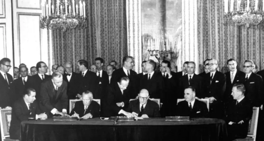 Unterzeichnung des Élysée-Vertrags in Paris durch Bundeskanzler Konrad Adenauer (Zweiter von links) und den französischen Staatspräsidenten Charles de Gaulle (Dritter von links). Foto: Bundesarchiv, B 145 Bild-P106816 / Unknown / CC-BY-SA 3.0