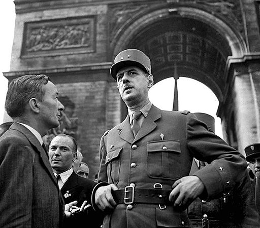 Charles de Gaulle vor dem Arc de Triomphe